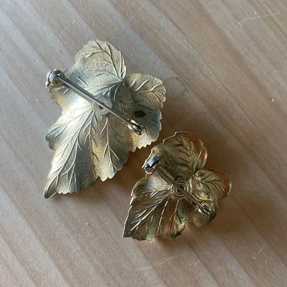 Set of two Vintage Sarah Coventry gold‎ leaf pins with pearls Brooche
